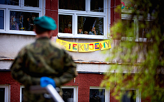 Paradowali przed oknami podopiecznych Domu Dziecka w Olsztynie. Żołnierze 16. Dywizji podarowali też maseczki, owoce i upominki